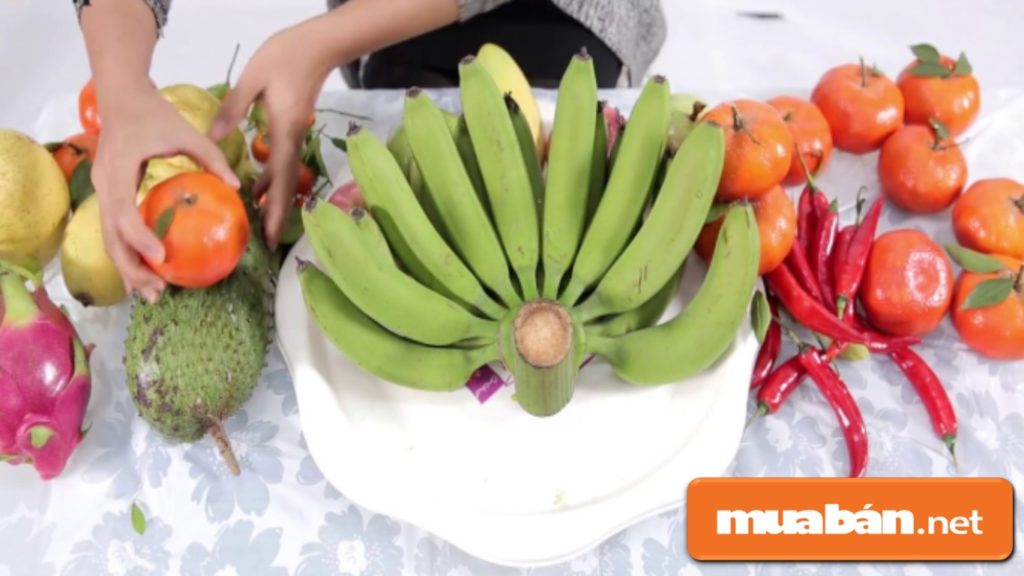 Bạn nên chọn nải chuối có quả đều nhau, cong và ôm sát với nhau.
