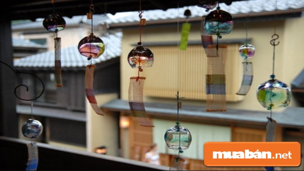 Trang trí chuông gió ngay cửa chính, để thu hút những điều may mắn an lành cho gia đình trong năm mới.