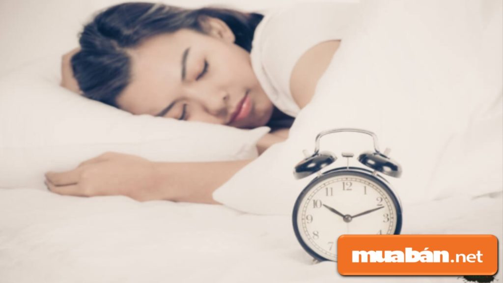 Bạn nên ngủ đủ giấc và ngủ đúng giờ để có làn da khỏe, đẹp.