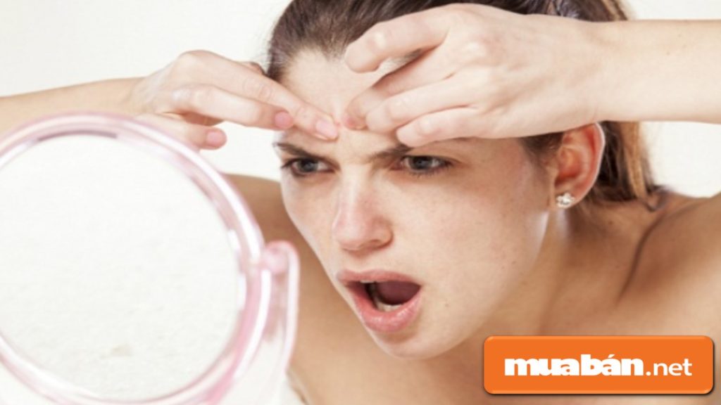 Không nên sờ tay lên mặt hoặc nặn mụn để tránh làm tốn thương đến da.