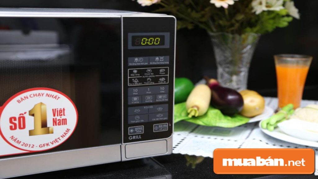 Lò vi sóng - giúp bạn rã đông thực phẩm, hâm nóng, hoặc làm chín thức ăn nhanh hơn trong dịp Tết bận rộn