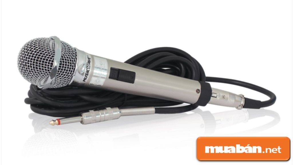 Loại micro có dây truyền thống, giá thành sẽ rẻ hơn.