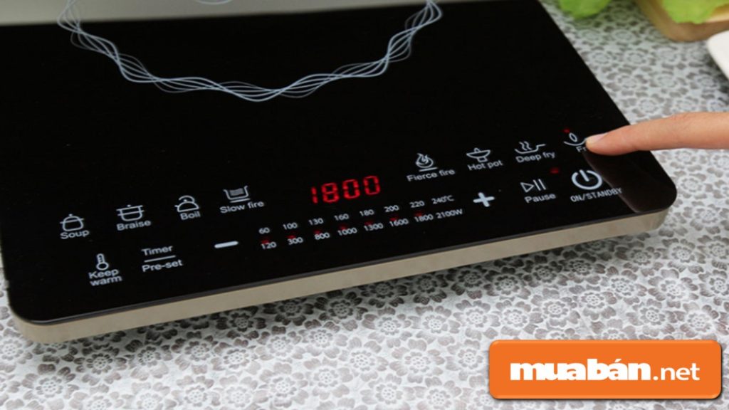 Mua bếp điện từ có bảng điều khiển cảm ứng khá tiện lợi, giá thành cũng cao hơn.