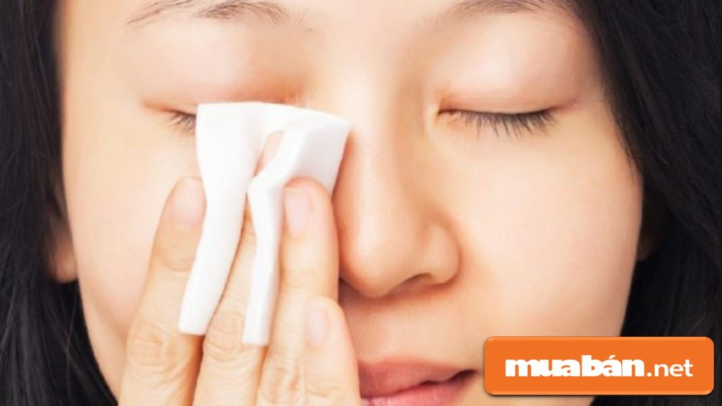 Bạn nên tẩy trang để loại bỏ được lớp bụi bẩn hoặc lớp trang điểm.