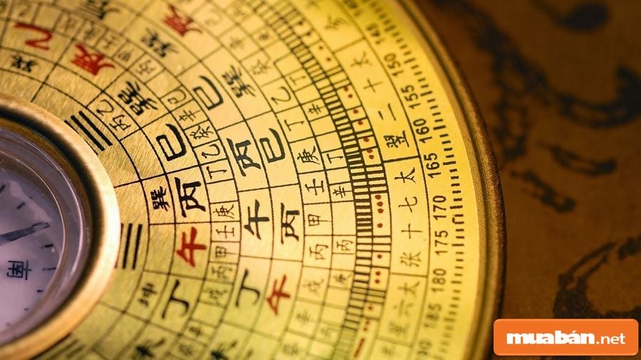 Cách xem phong thủy nhà ở để nhận biết nhà tụ lộc để xác định hướng nhà, đầu tiên cần đứng tại vị trí tâm nhà, sau đó nhìn thẳng ra cửa chính và dùng la bàn để xác định đó là hướng gì