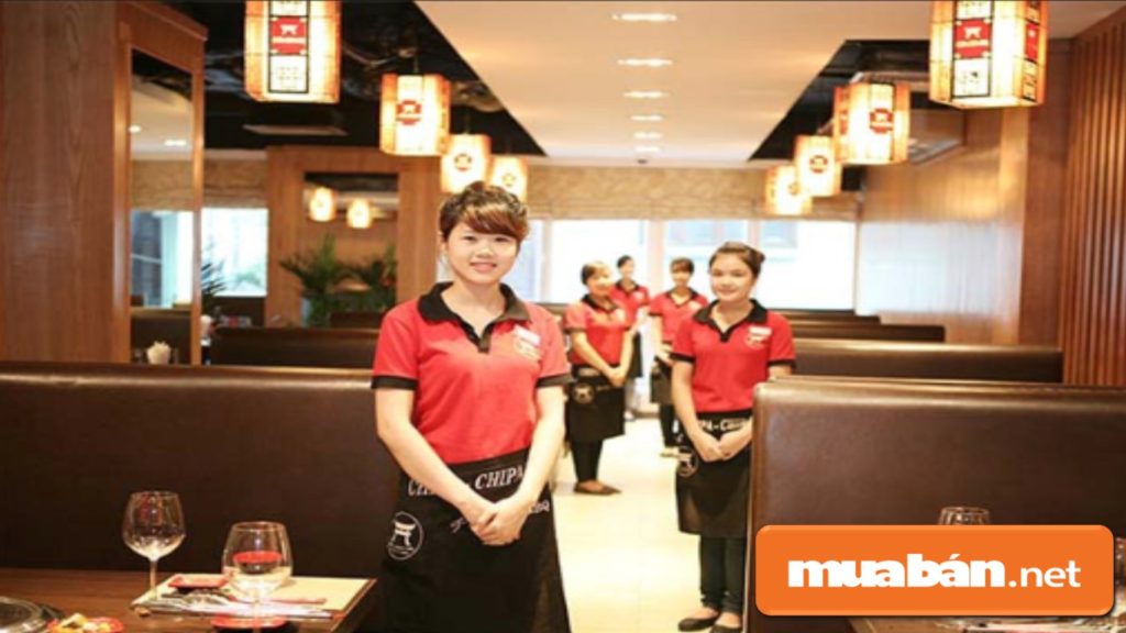 Nên chủ động chào đón và hỏi han khách, đây cũng là một yêu cầu trong cách phục vụ nhà hàng cơ bản nhất.