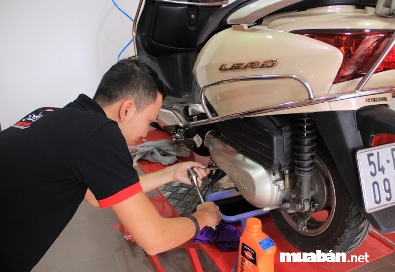 Top 5 &Quot;Bệnh&Quot; Phổ Biến Ở Xe Honda Lead Và Cách Khắc Phục 2 Bạn Nên Mang Xe Ra Các Cửa Hàng Sửa Xe Uy Tín Để Yêu Cầu Làm Sạch Muội Trong Xu-Pap.