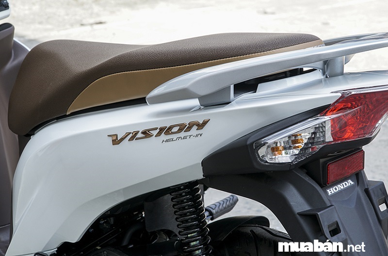 Ở chính giữa ốp trước bên trong thân xe Vision 2019 mới có bố trí móc treo đồ, tiện lợi cho việc treo những đồ vật nhỏ mà không cần mở yên xe.