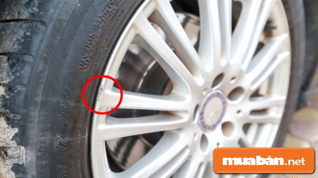 3 Mẹo Giúp Bạn Biết Nên Mua Xe Ô Tô Cũ Nào Tốt Nhất! 4 Kiểm Tra Bánh Xe Để Xem Độ Mòn Của Lộp, Mâm Xe Xem Có Dấu Hiệu Mòn Hay Bị Thay Thế Chưa?