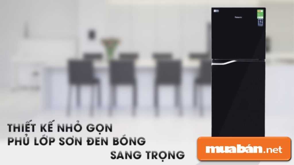 Tủ có màu đen được sơn bóng sang trọng phù hợp với mọi gian bếp trong gia đình.