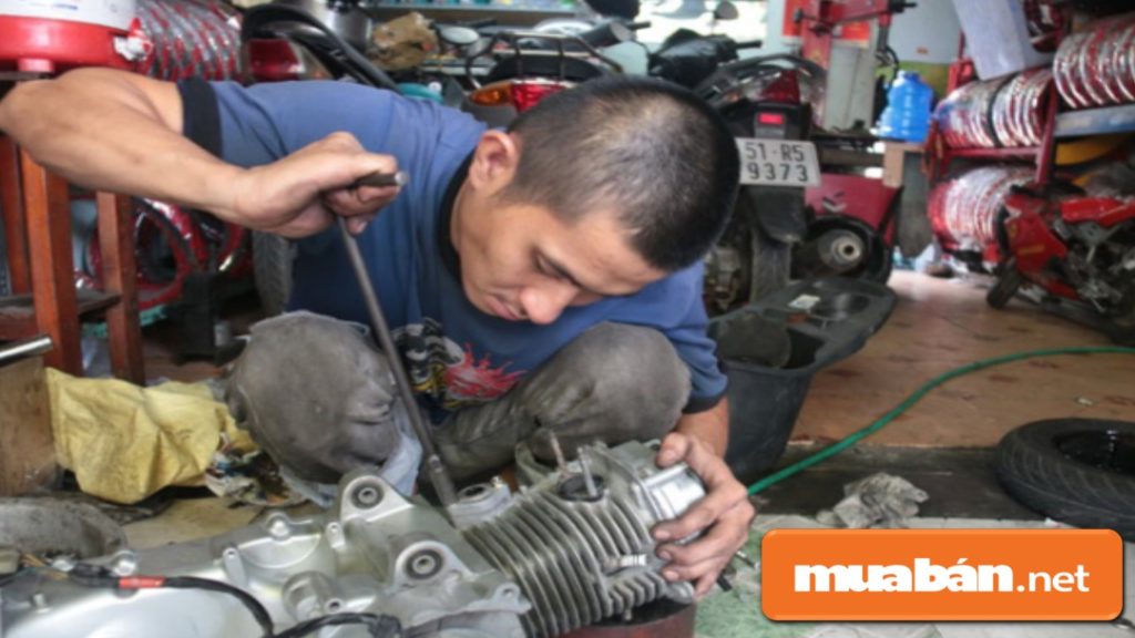 3 Bí Quyết Giúp Kinh Doanh Phụ Tùng Xe Máy Thành Công! 8 Thợ Sửa Chữa Trong Kinh Doanh Phụ Tùng Xe Máy Cũng Là Yếu Tố Mà Bạn Phải Quan Tâm.