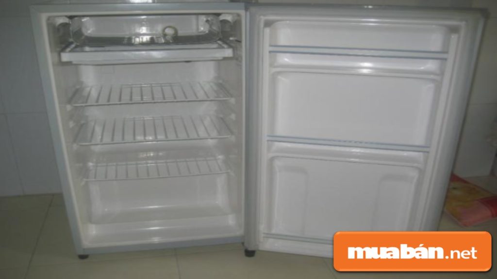 Kiểm tra thật kỹ các khay đựng và các hộc tủ bên trong xem có bị nứt hoặc hư hỏng gì không?