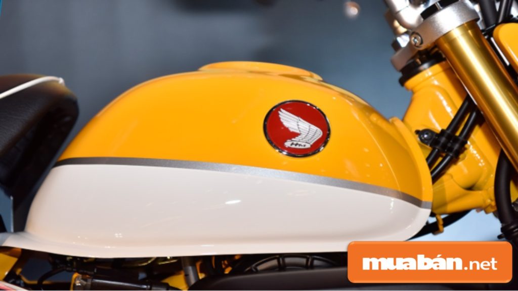 3 Xe Máy Honda Tay Côn Nhập Khẩu Dưới 100 Triệu Hấp Dẫn Nhất Hiện Nay! 3 Bình Xăng Được Thiết Kế Hình Giọt Lệ Khá Ấn Tượng Và Bắt Mắt Với Logo Honda 3D Đặc Trưng.