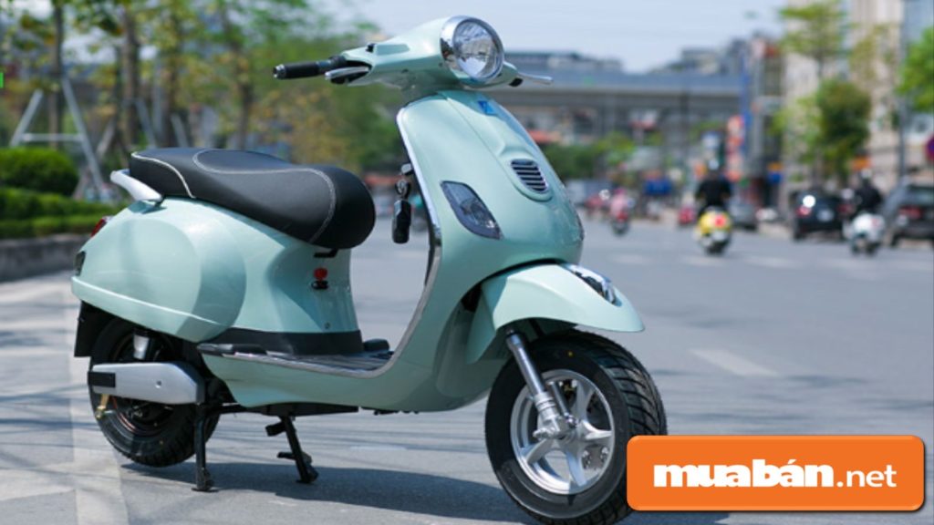 Bánh trước của xe có vành được đúc bằng hợp kim chắc chắn, sử dụng lốp không ruột.