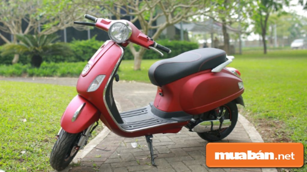 Sàn để chân rộng và thoải mái cho người dùng, có hỗ trợ thiết kế các rãnh để thoát nước .