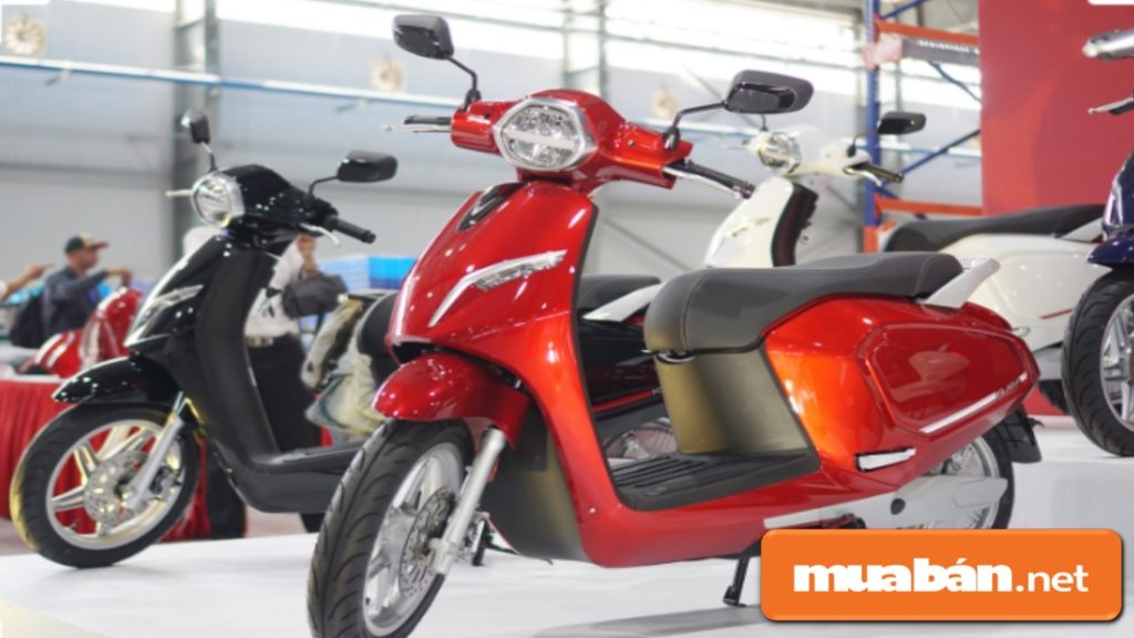 Vinfast Klara ra mắt 2 phiên bản là xe sử dụng bình ắc quy axit – chì và bản Lithium-ion.