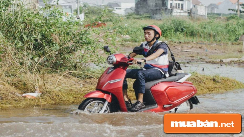 Vinfast có động cơ chống nước giúp bạn dễ dàng di chuyển khi gặp trời mưa, đường ngập.