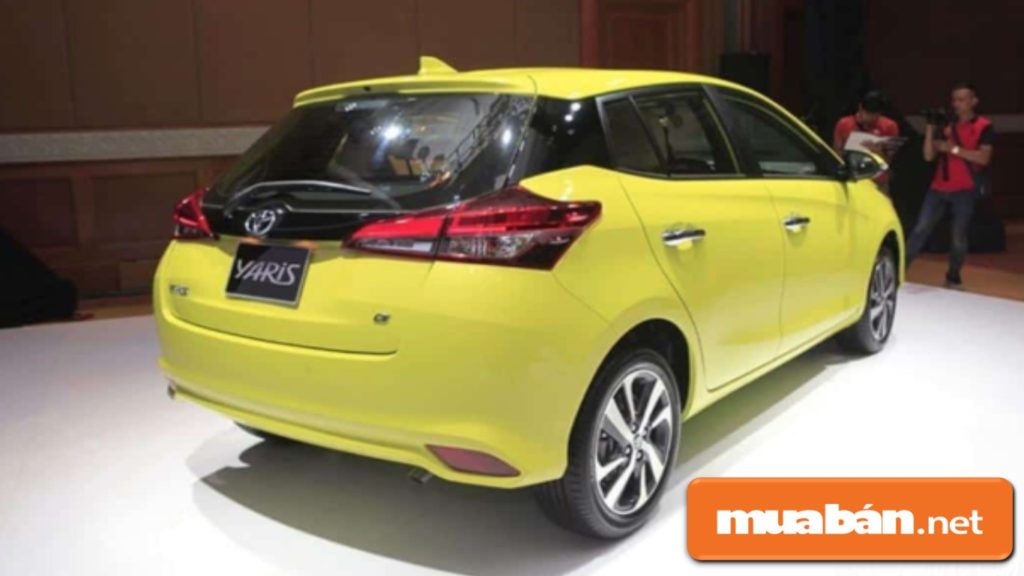 Bánh đúc hợp kim 16inch, đèn xe sau của Yaris đều được trang bị hệ thống đèn Led.