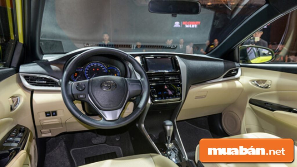 Nội thất bên trong xe ô tô 4 chỗ Toyota Yaris khá sang trọng, hiện đại.