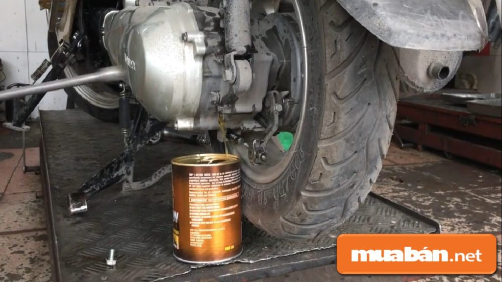 Thường xuyên kiểm tra và thay dầu máy để động cơ xe được tăng khả năng thoát nhiệt nhằm làm mát động cơ.