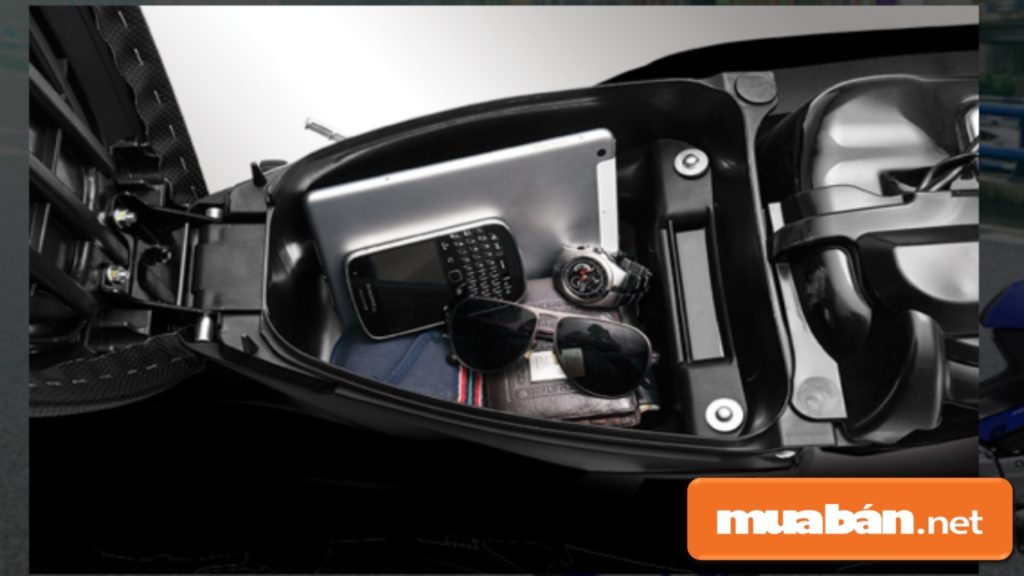 Yamaha Jupiter Fi được bổ sung thêm cốp xe rộng, giúp bạn chứa được những vật dụng cá nhân an toàn.