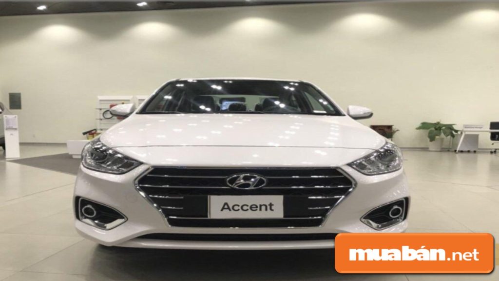 Accent trông thể thao hơn với lưới tản nhiệt hình thác nước và đèn Led định vị 2 bên.