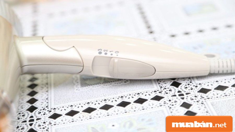 Công tác gạt giúp bạn dễ dàng điều chỉnh các chế độ sấy khác nhau và dễ thao tác hơn.
