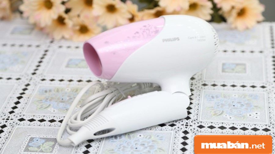 Mua máy sấy tóc dạng gập khá tiện cho việc mang đi du lịch, công tác...