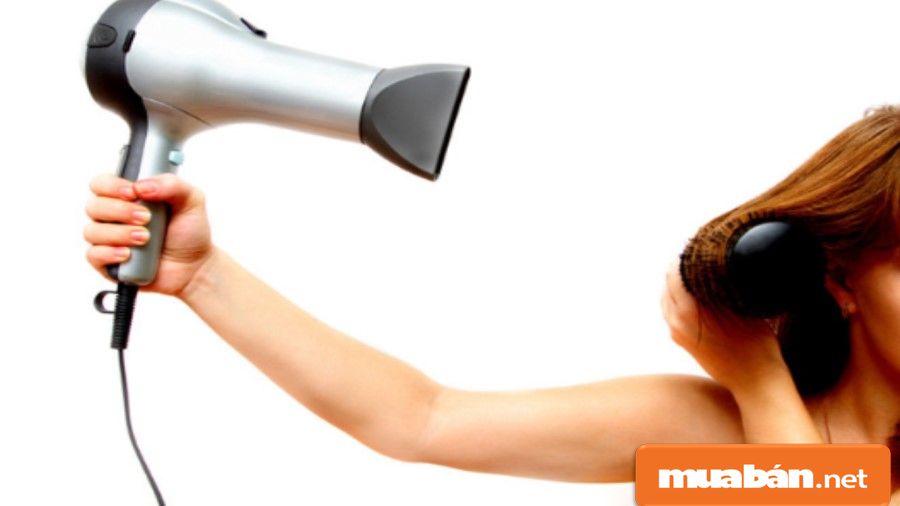 Máy sấy tóc đầu dẹt giúp bạn dễ dàng tạo kiểu tóc hơn.