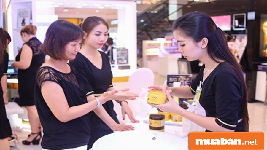 Nhân viên bán mỹ phẩm thường có yêu cầu khắt khe về ngoại hình và độ tuổi.