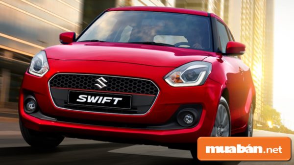 Top 3 Ô Tô Suzuki Giá Rẻ Đẹp Nhất Hiện Nay Bạn Nên Biết! 11 Đầu Xe Swift Với Lưới Tản Nhiệt Dạng Hình Thang, Có Logo Suzuki Ở Giữa.