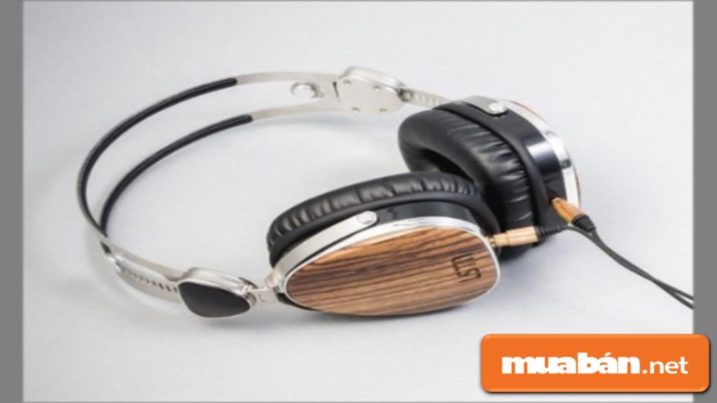 Nếu chàng là một người thích nghe nhạc thì một chiếc headphone xịn sẽ là một món quà ý nghĩa.