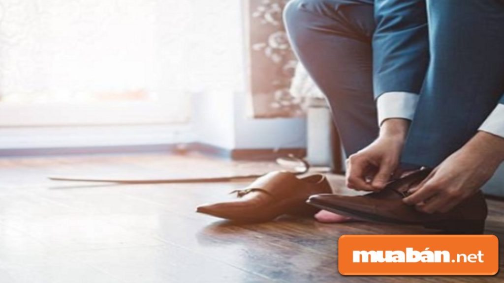 Tặng một đôi giày theo sở thích của anh ấy cũng là một gợi ý hay.
