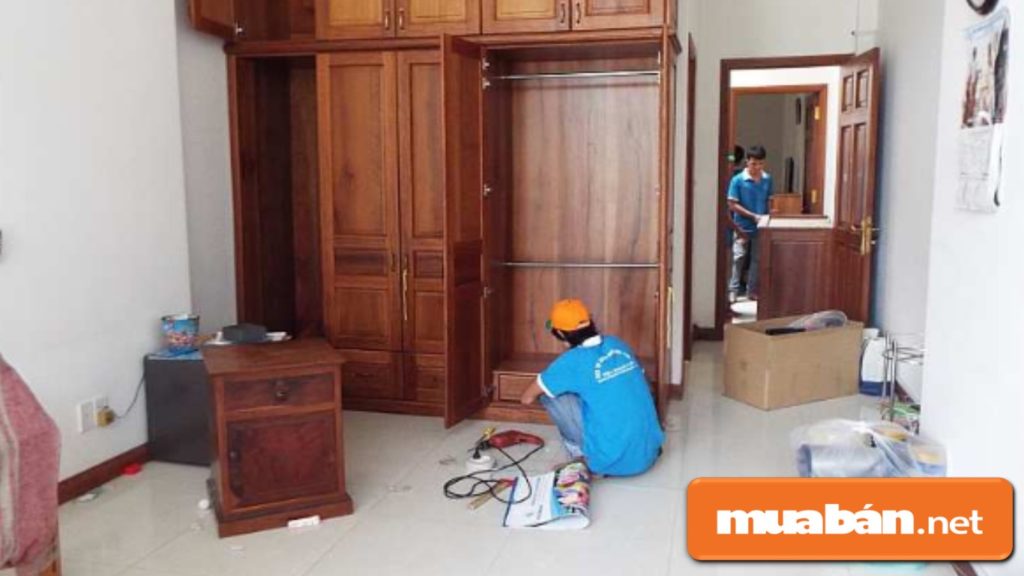 Quan sát cách làm việc của thợ sửa chữa đồ gồ.