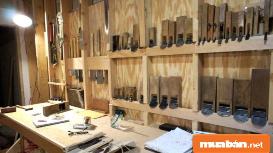 Một số dụng cụ quen thuộc của thợ mộc như cưa tay, bào...
