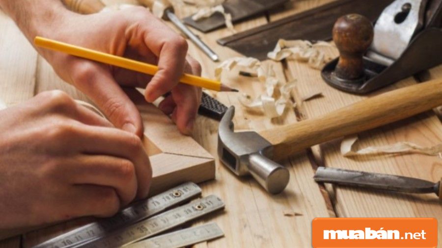 Thợ mộc giỏi phải có kiến thức về vật liệu, thiết kế gỗ, một số máy móc phục vụ công việc...