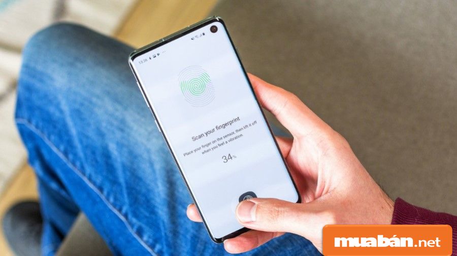 Samsung Samsung thiết kế cảm biến vân tay sóng âm ngay màn hình giúp bảo mật chính xác, an toàn hơn.