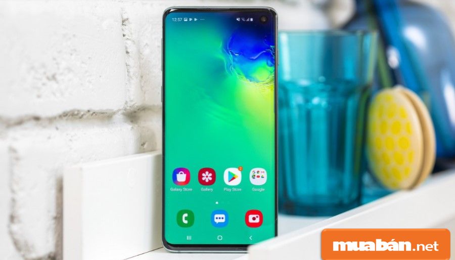 Samsung Phần viền màn hình của Galaxy S10 được loại bỏ ở mức độ tối đa nhất, giúp màn hình rộng hơn.