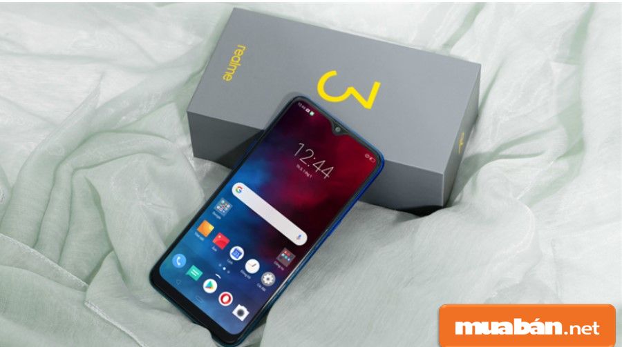 Realme 3 cũng được thiết kế nguyên khối bằng nhựa, khá đẹp, sang trọng.