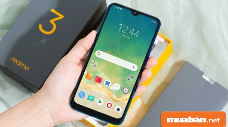 Là điện thoại dưới 4 triệu nhưng dung lượng pin của Realme lên đến 4230 mAh.