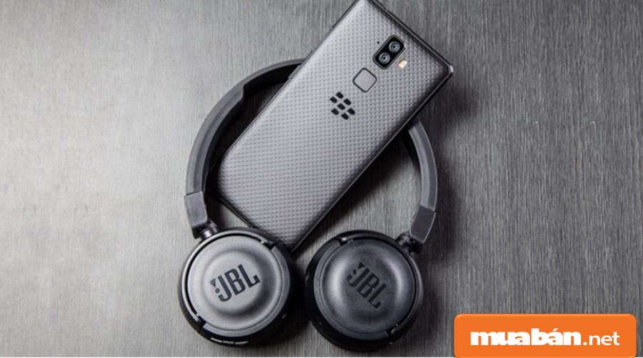 Bật Mí Top 3 Điện Thoại Mới 2019 Với Mức Giá Dưới 8 Triệu! 2 Black Berry Evolve Có Thiết Kế Khá Đơn Giản Nhưng Không Kém Phần Sang Trọng, Khá Hợp Với Nam.