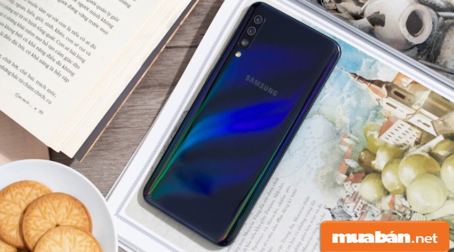 Bật Mí Top 3 Điện Thoại Mới 2019 Với Mức Giá Dưới 8 Triệu! 8 Galaxy A50 Thiết Kế Nguyên Khối Bằng Nhựa Khá Sang, Ấn Tượng Với Lớp Sơn Phủ Bóng Có Thể Chuyển Màu Sắc.