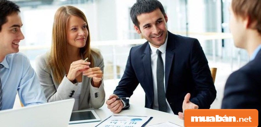 Top 5 Việc Làm Không Bằng Cấp Hàng Đầu Hiện Nay Bạn Nên Xem Ngay! 3 Nhân Viên Kinh Doanh Bất Động Sản Phải Tìm Kiếm Và Tư Vấn Và Thuyết Phục Khách Hàng Mua Sản Phẩm.