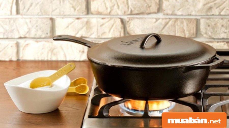 Bạn cũng có thể chuyển qua sử dụng các dụng cụ nấu bằng gang.