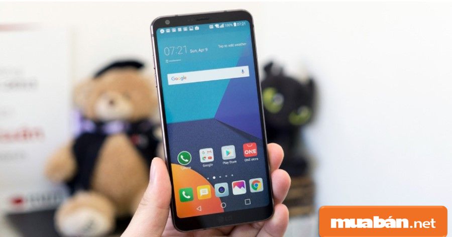 J7 Prime được thiết kế nguyên khối bằng kim loại khá trẻ trung và sang trọng.