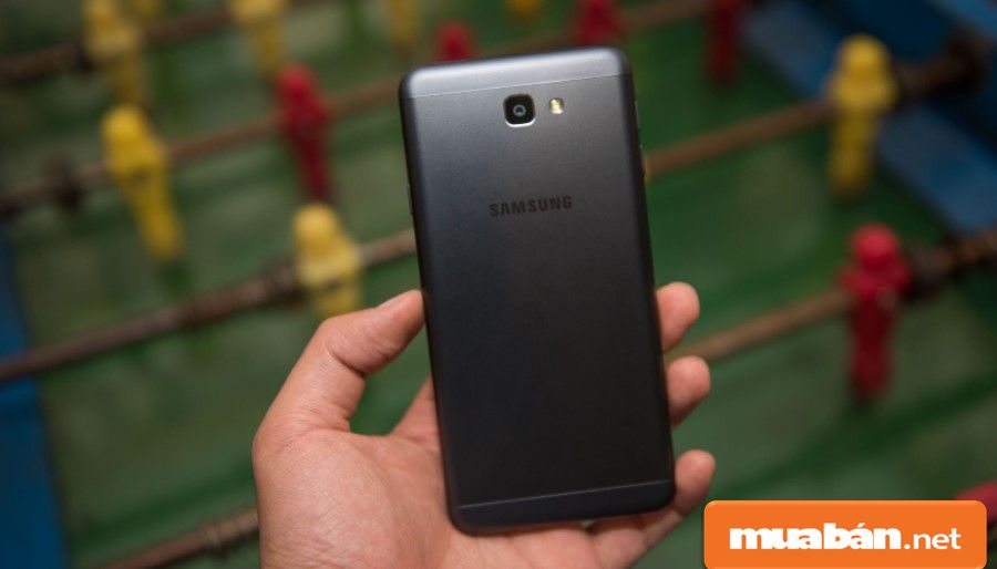 Khi mua J7 Prime cũ, hãy kiểm tra thật kỹ ngoại hình máy.