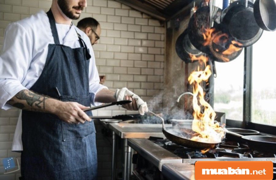 Bạn phải kiên trì với nghề vì đây là công việc thường xuyên tiếp xúc với lửa, dầu mỡ, nóng nực...