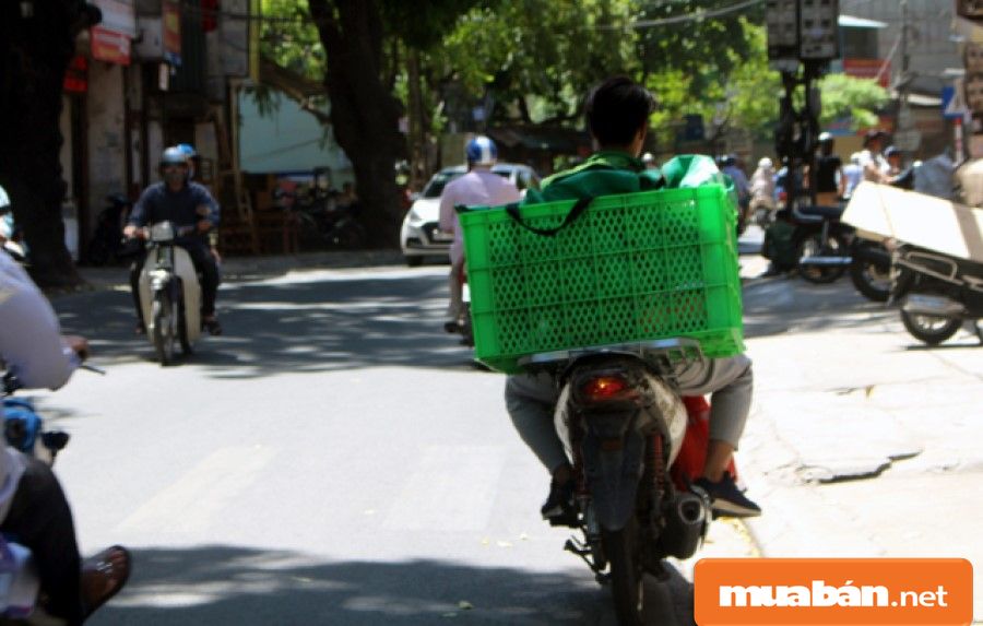 Công việc thường xuyên di chuyển, shipper thường phải đối mặt với nắng nóng, mưa, kẹt xe, xe bị hư hỏng...