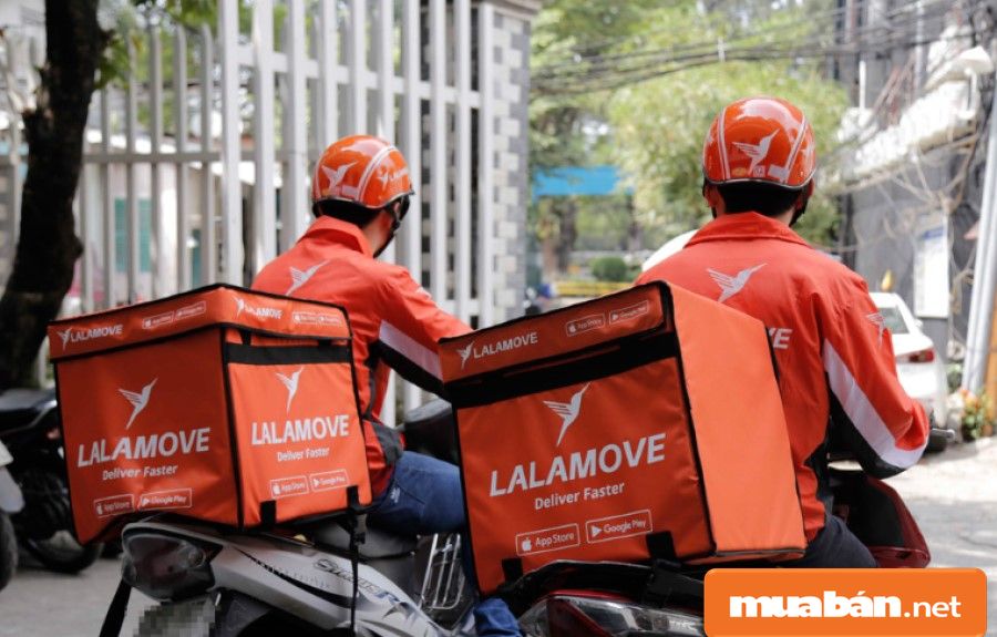 Shipper sử dụng công nghệ ứng dụng giao hàng (như LalaMove) để lấy đơn hàng và đi giao.