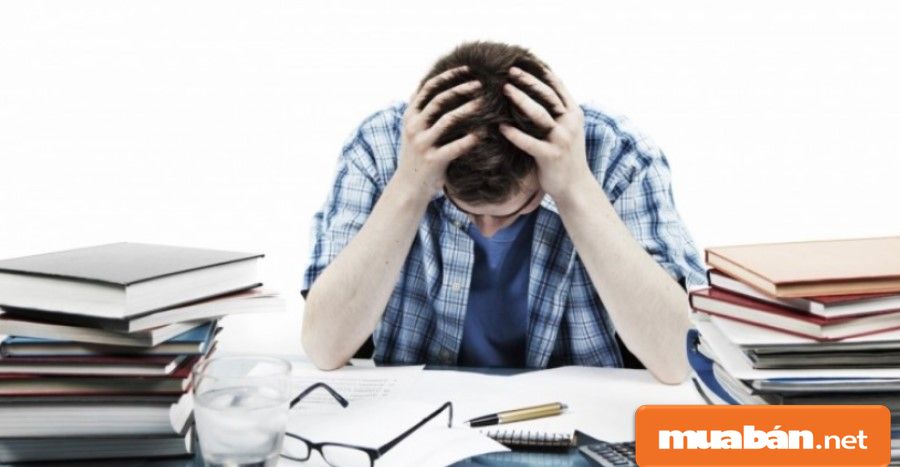 Bạn hãy cân bằng thời gian giữa việc học và đi làm, tránh quá tải nhé!